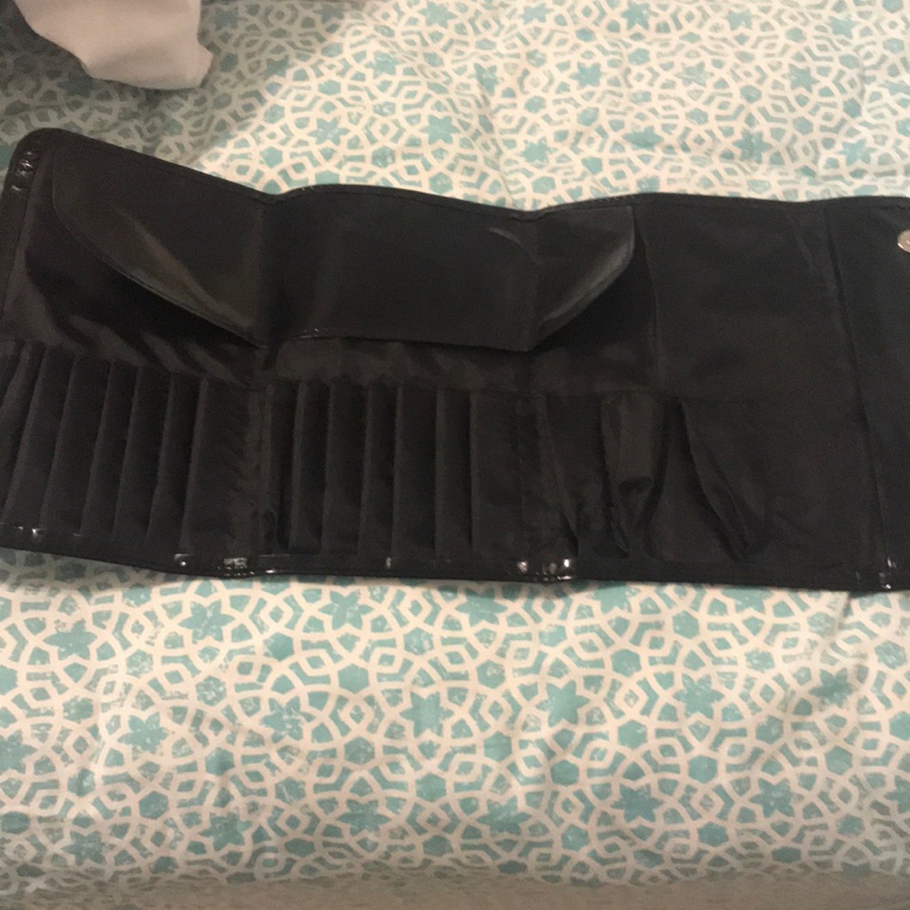 black makeup case/ brush set